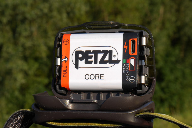 In de Petzl Core accu zit de oplader en twee controlelampjes verstopt.