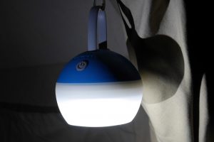 De Rubytec Bulb wordt opgeladen met een USB-kabeltje die aan de lamp vastzit.