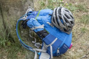 De Vaude Bike Alpin 25 + 5 heeft een slimme bevestigingsmethode voor je helm.