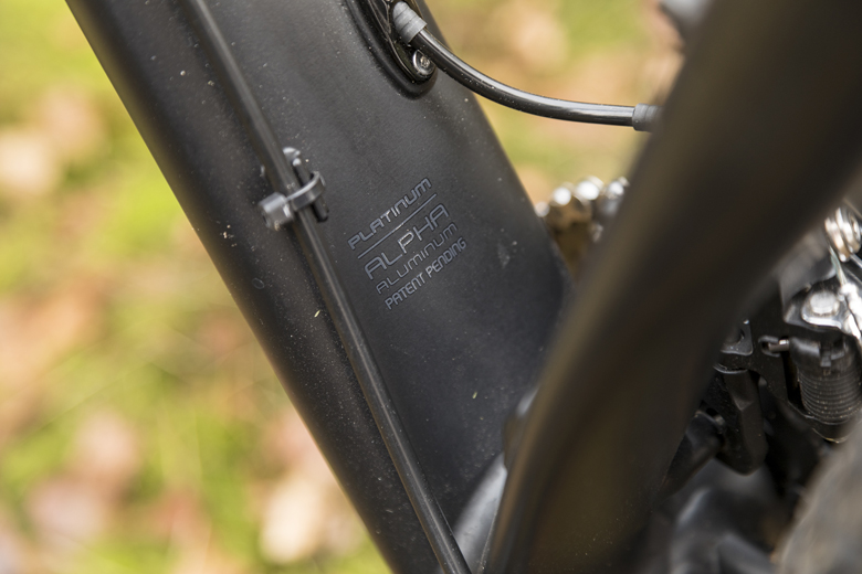 The frame of the tensile ProCaliber 8 is of aluminum weighs in the 17.5 "inch size 2 kg.
