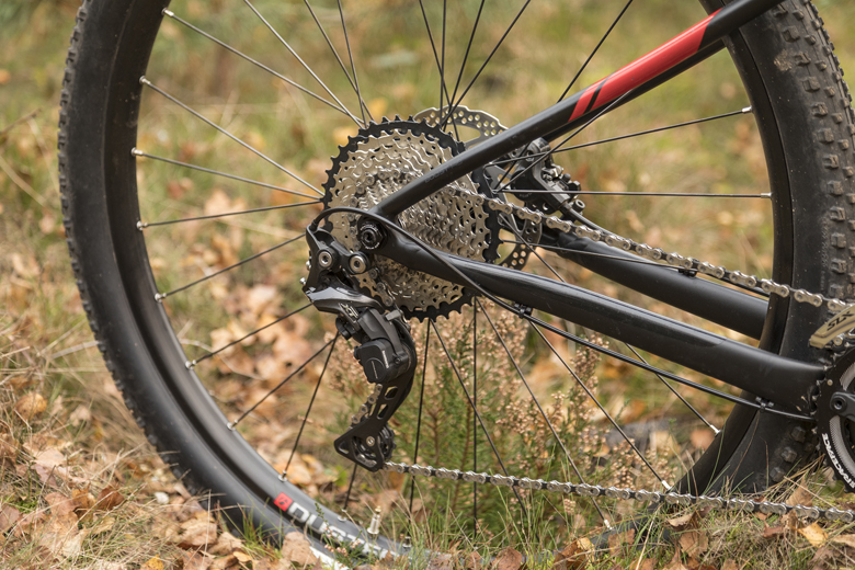 The rear derailleur on the tensile ProCaliber 8 is a Shimano XT with Shadow Plus technique.