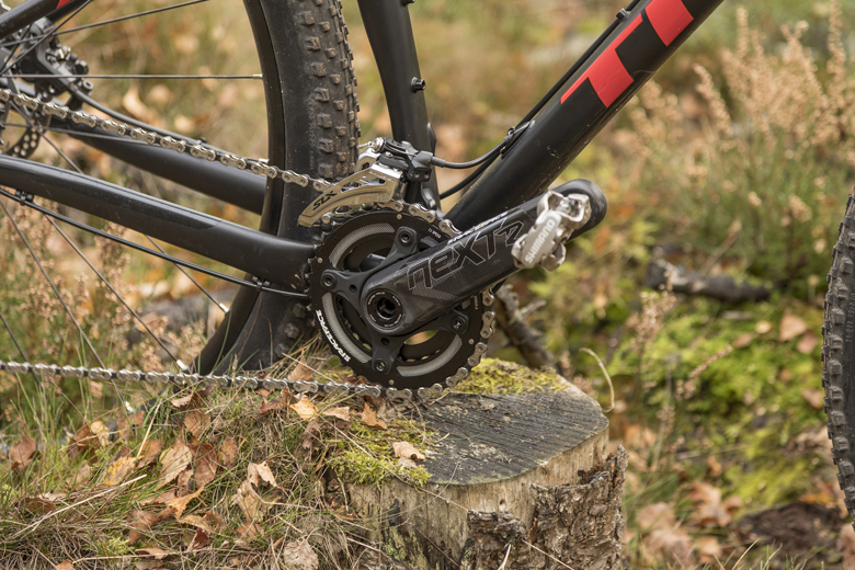 The crankset is a Race face Next R. It is made of carbon and that gives the Trek ProCaliber 8 a little extra.