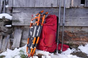 Dankzij de vele lussen kan je op de Lowe Alpine Aeon 27 goed een paar sneeuwschoenen kwijt.