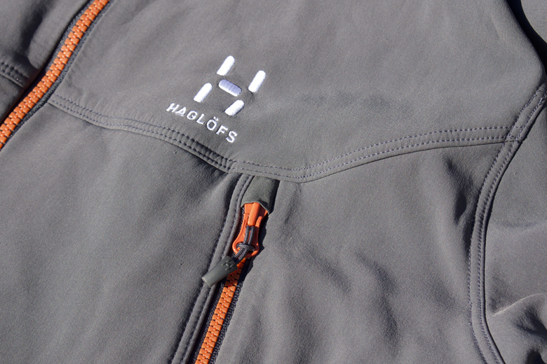 De ritsen van Häglofs Gecko Hood hebben een zippergarage. Zo heb je nooit dat je het metaal van de rits tegen kin of keel voelt.