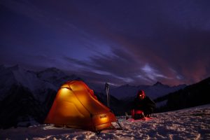 De Nigor PioPio Solo op een bergtopje in Val Lumnezia, Zwitserland. En nee... het is geen wintertent!
