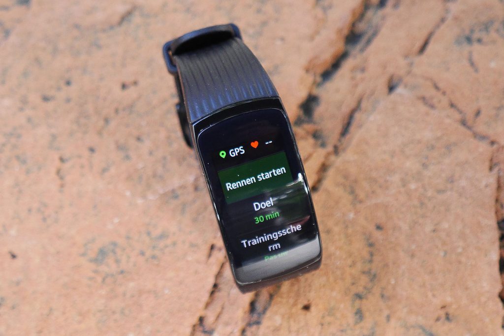 De Samsung Gear Fit 2 Pro meet niet alleen stappen met een bewegingssensor maar heeft ook een gps aan boord.