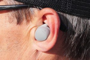 De Samsung Gear Fit 2 Pro oortjes zitten in mijn kleine oortjes wat krap maar dat kan ik ze niet aanrekenen.