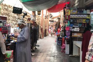 In een van die rustige straatjes kopen we de nodige luchtige kleding, petjes en een paar sluiers die we straks in Oman nodig hebben.