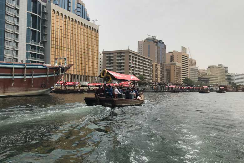 Abri's - De Dubaiaanse variant van de Rotterdamse watertaxi - zet mensen tussen de beide Creek oevers over. 