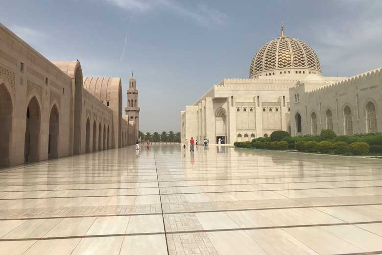De Sultan Qaboos moskee is gigantisch en boven alle superlatieven verheven. 