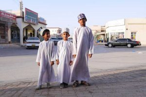 Schoolgaande jongetjes in Al Ashkharan.