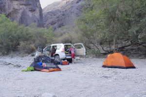 Een prachtig begin van onze kampeertrip in Oman. Aan de rand van een droge wadi zetten we de tenten op.