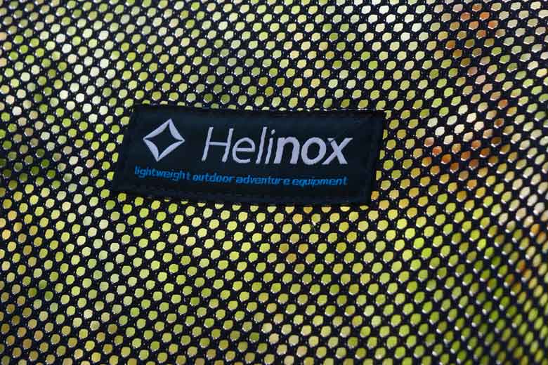 De rugzijde van de Helinox Chair One is geheel van mesh: pas op met muggen.