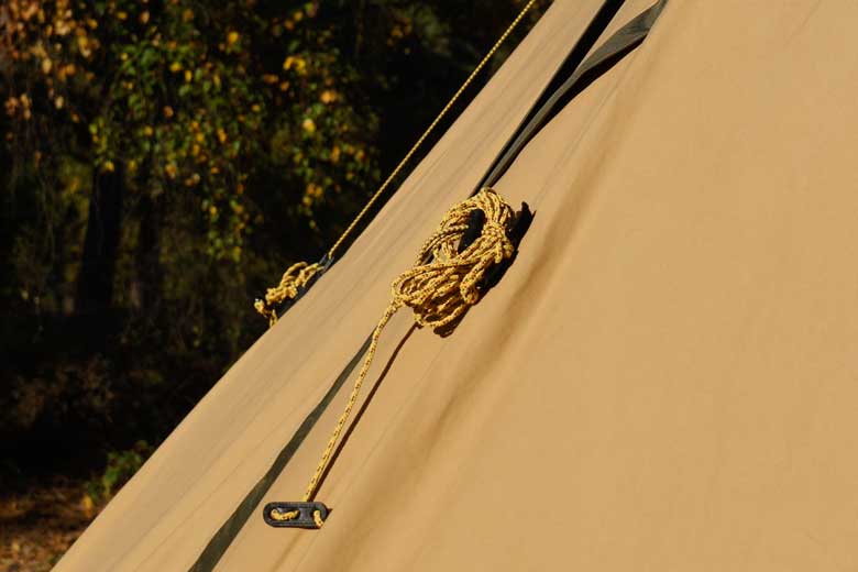 Tentipi thinks of the details: here a rubber band where you can mount the razor lines of the Tentipi Safir 7 CP.