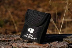 The Nordic Pocket Saw pouch is made of a Nylon fabric and has a lid that closes with a piece of Velcro.