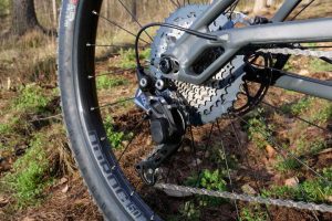 Trek mounted an 11-46 cassette that gives a wide range and is capabel from flat terrain to mountains.