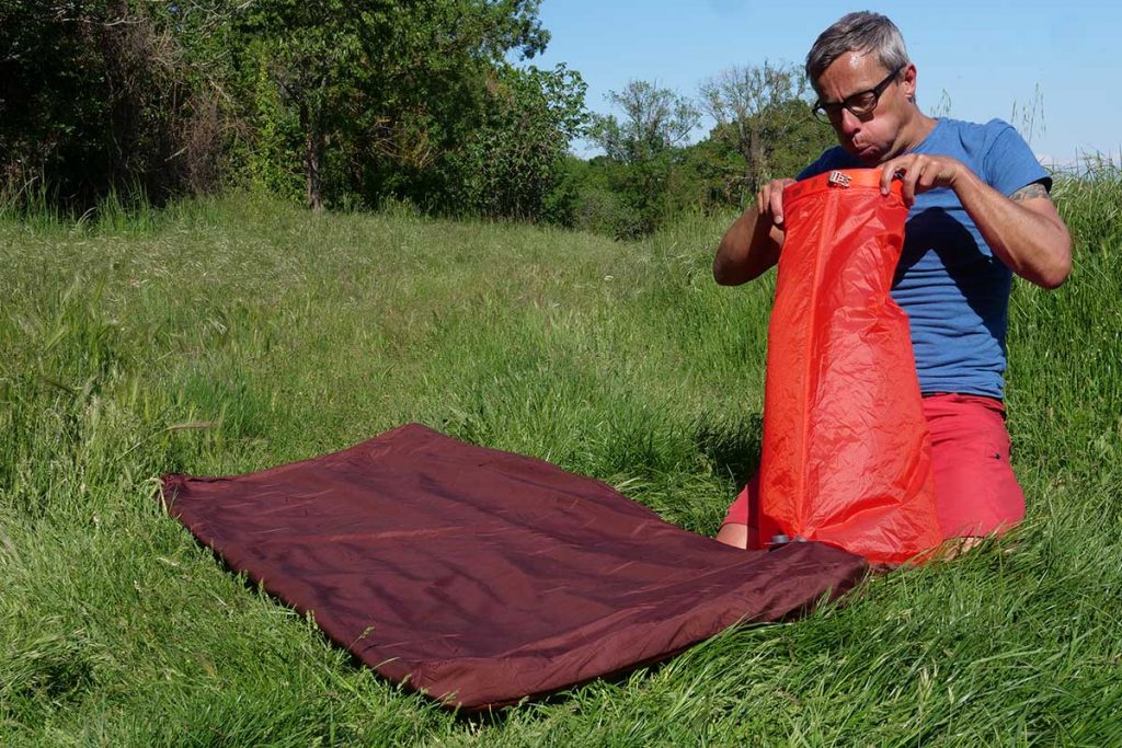 The pumpsack has a volume of 30 liter and it takes 3.5- 5 times pumping to fill the sleeping pad.