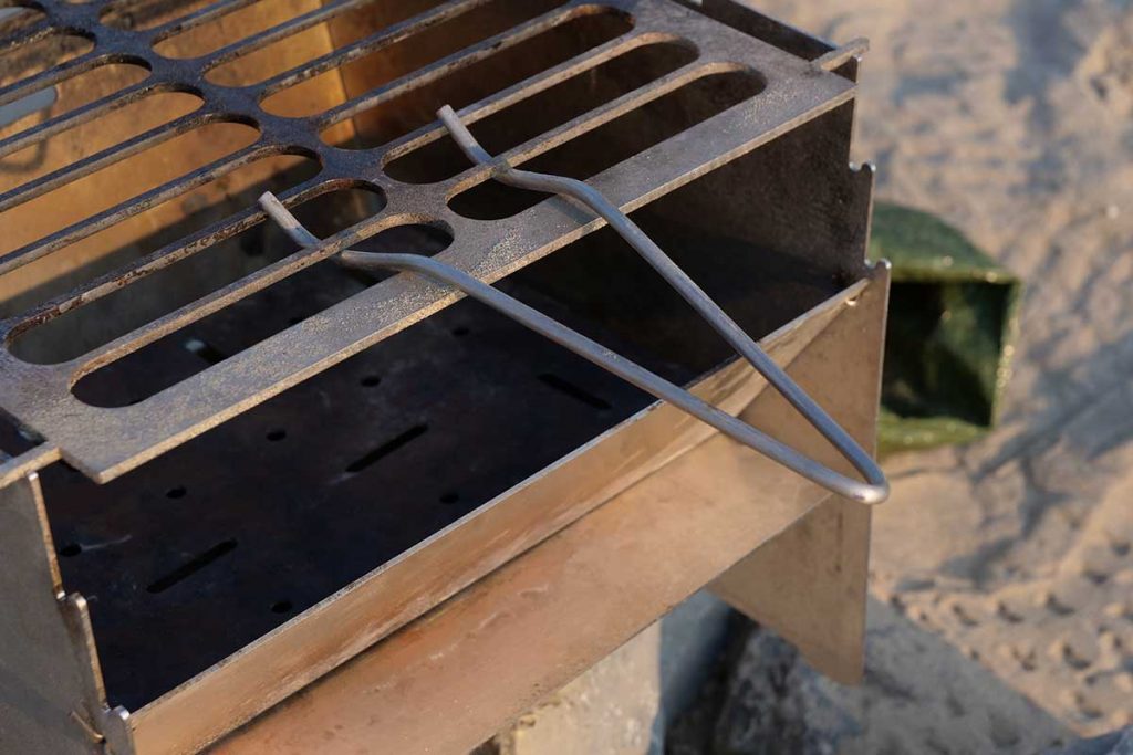 The handle of 'my' CamperGlück Foldable Grill MKG 1 is handmade from wire.