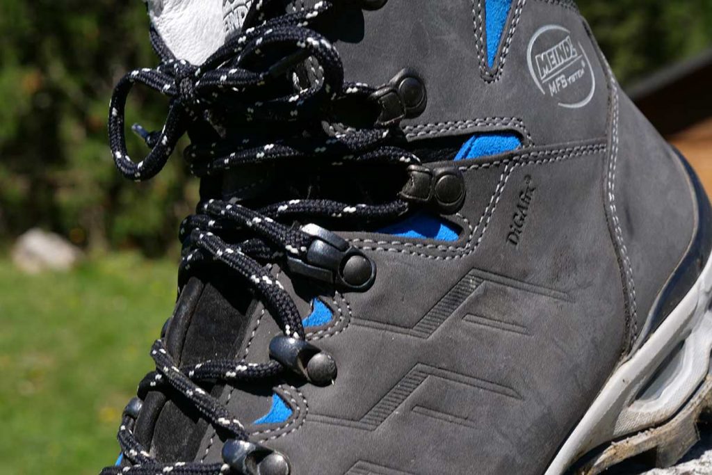 The tension on the laces can be regulated.