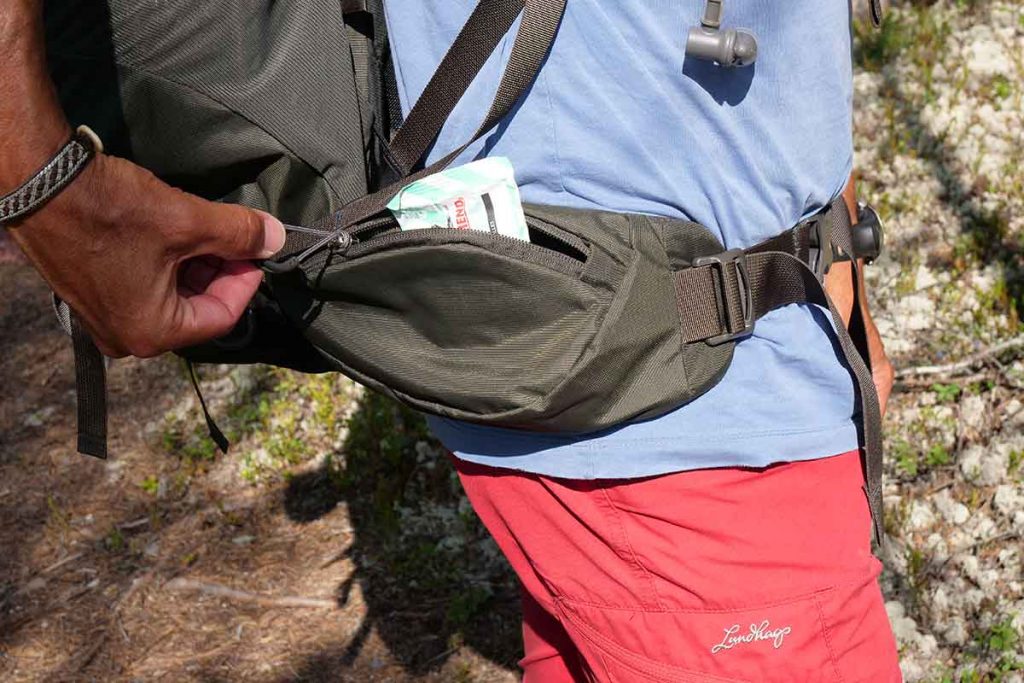 Two pockets on the hip belt with a large pulling tab.