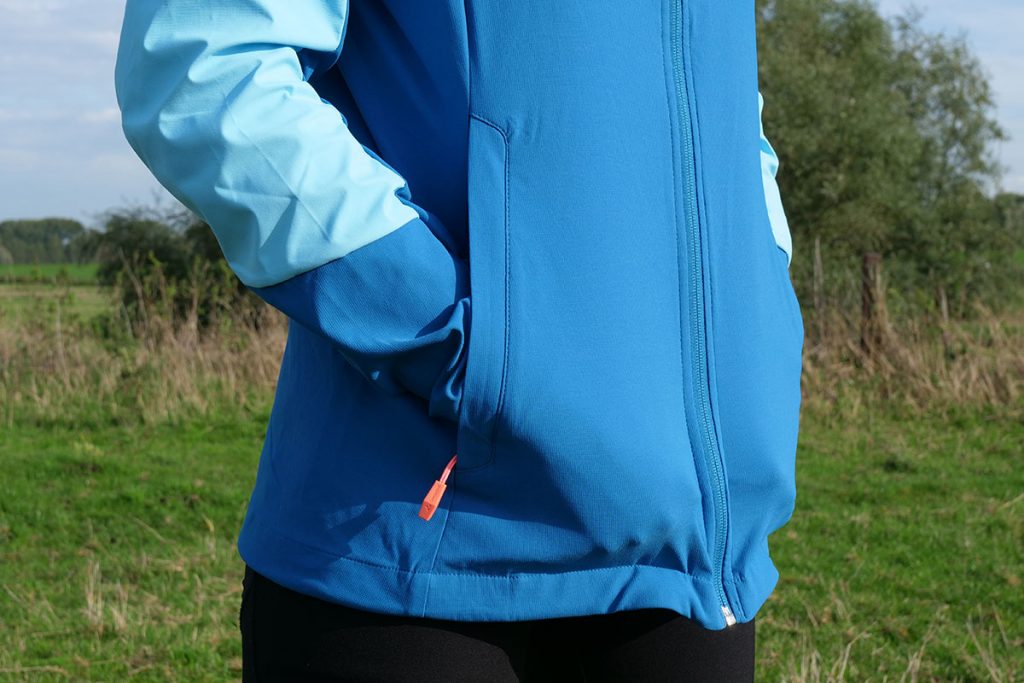 The pockets on Vaude Me Skarvan S Jacket are possitioned exactly on the spot where the hip belt go's.