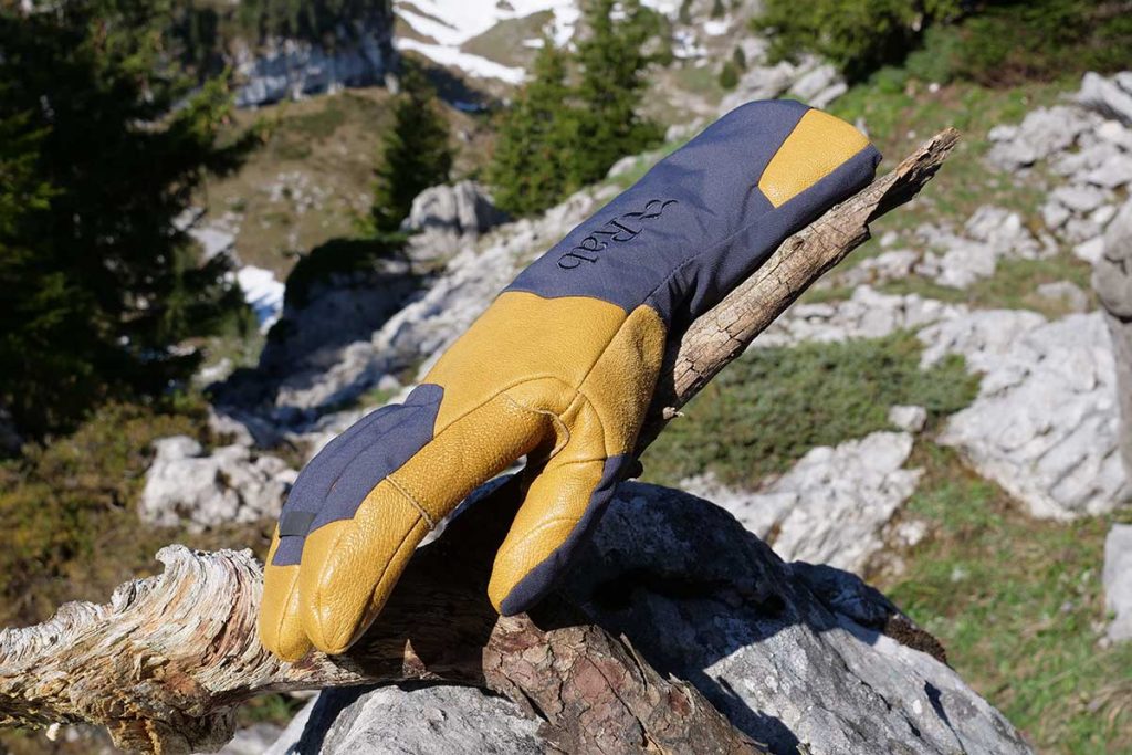 The Rab Guide 2 GTX Gloves are curvy preshaped and that is a pro.