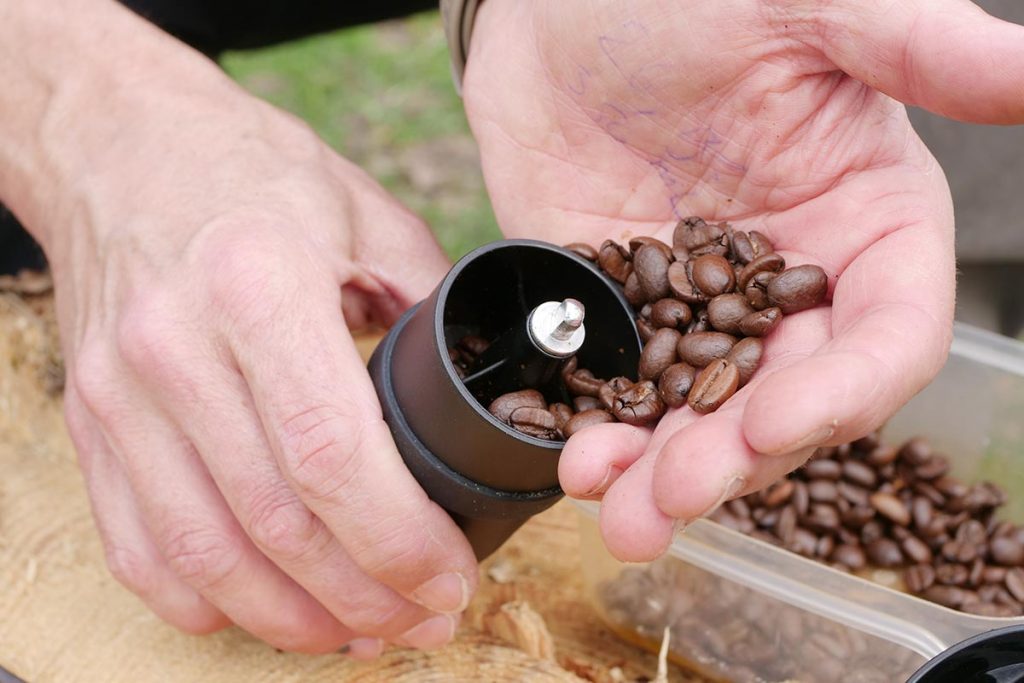 The top can contain 15 grams of coffee beans.