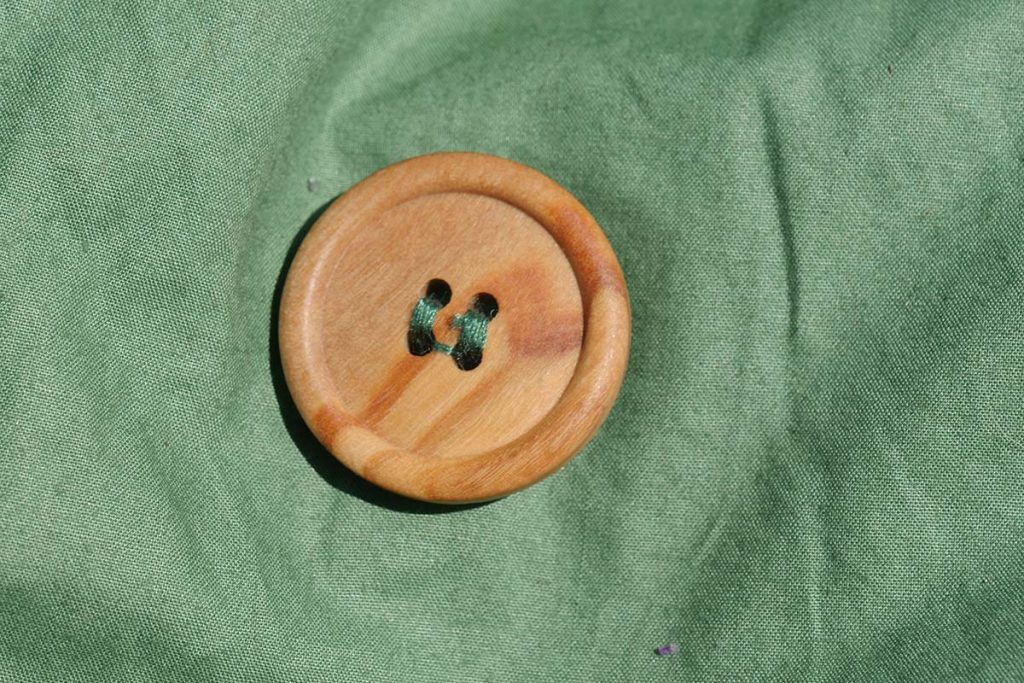 The button are made of olive wood and OEKO-TEX certified.