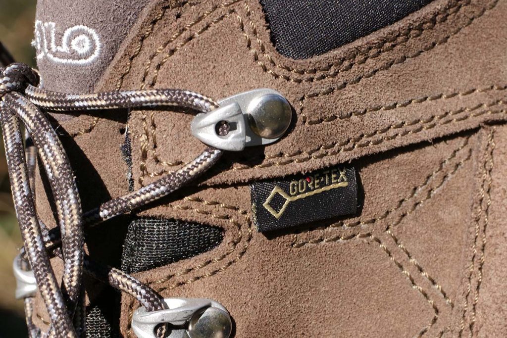 A hook eyelet as normally is used on mid or high hiking boots.