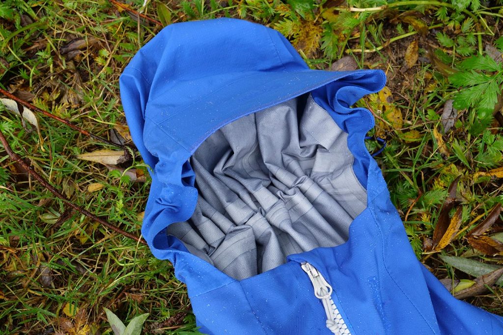The hood itself is spacious and a climbing helmet can be worn underneath.