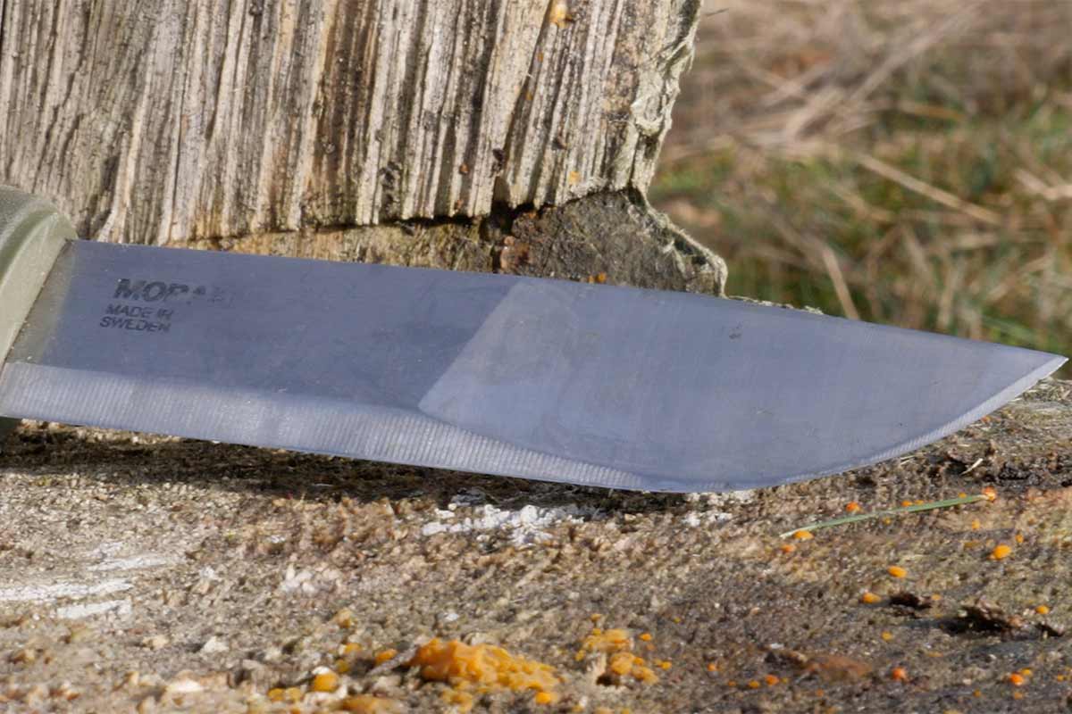 The Kansbol has a Scandi grind too but flows seamlessly into an almost hollow grind.