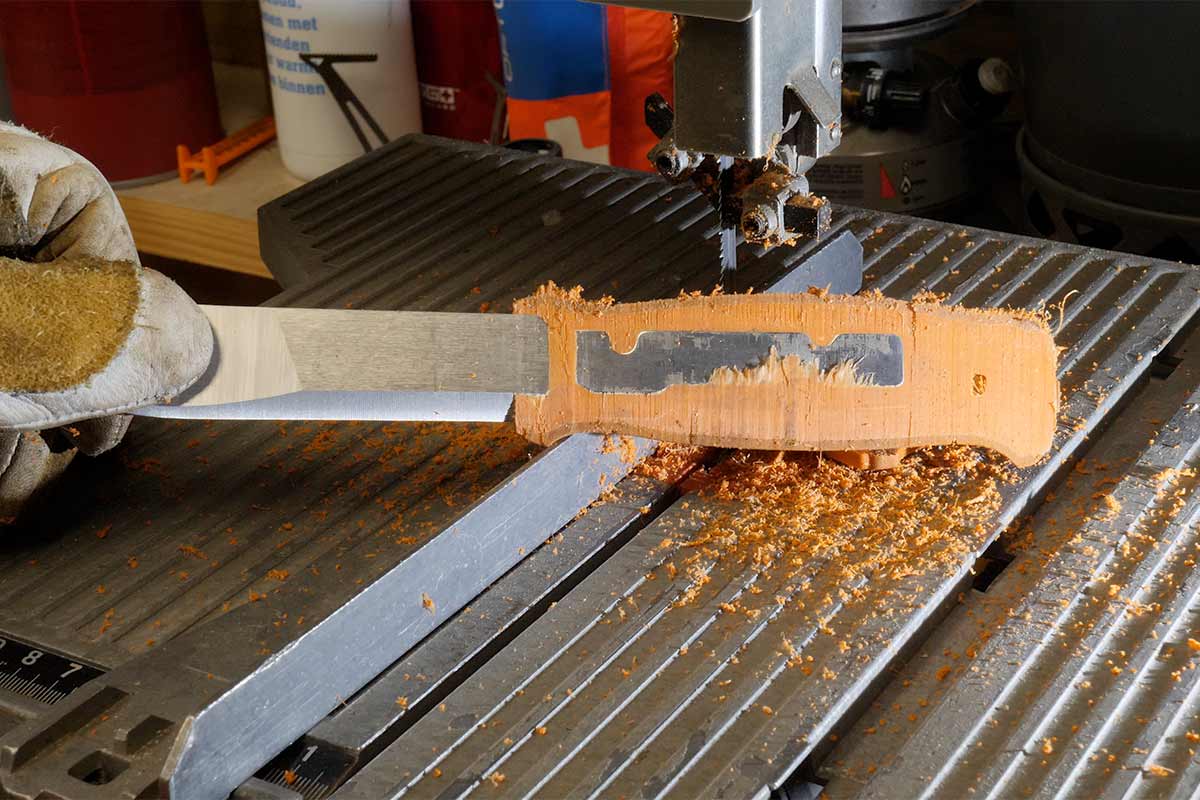 I used my bandsaw to see how the blade is fixed in the handle.