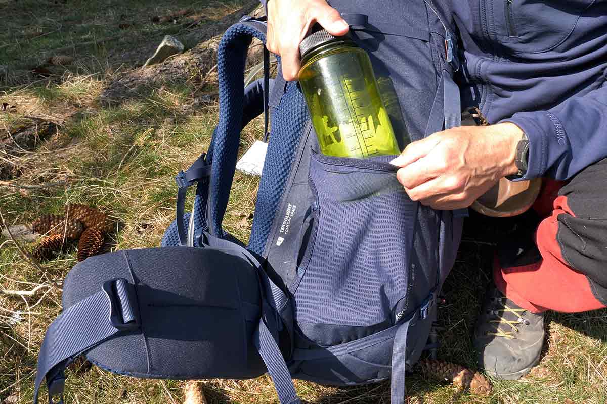 The Vaude Asymmetric 42+8 has two mesh stretch bottle holders that can be used upright...