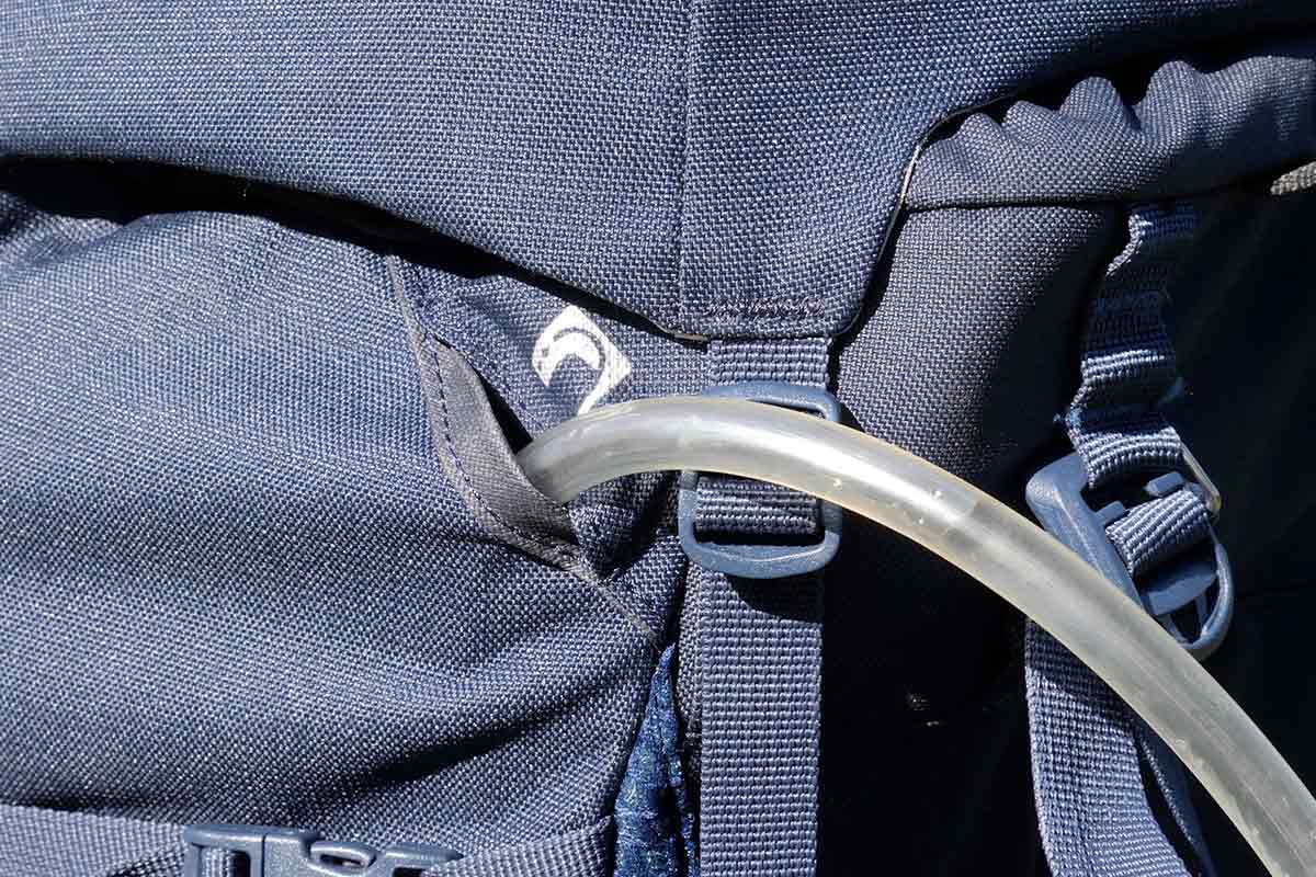 The bladder hose hole is on the right side of the Vaude Asymmetric 42+8 backpack.