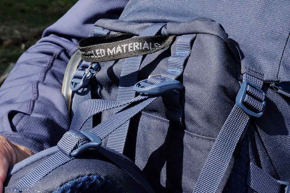 The shoulder straps have load lifters that are adjustable in height.
