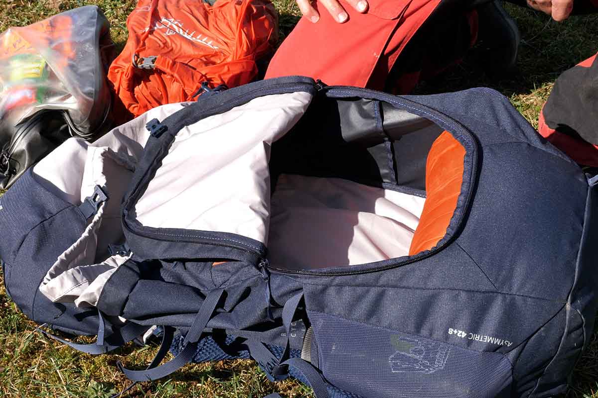 The suitcase opening on the Vaude Asymmetric 42+8 is handy on hut-to-hut hikes or in B&B's.