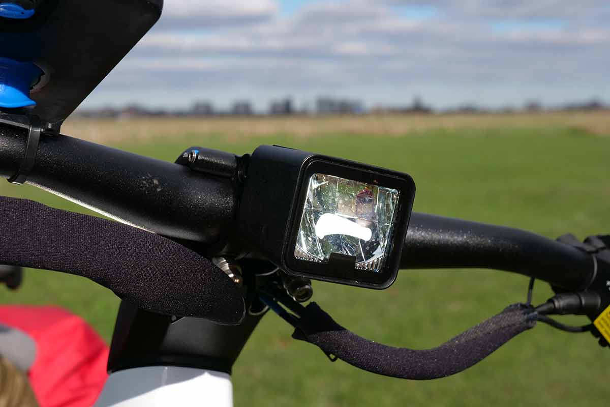 The headlight is a Roxim Z4E Pro and has a low beam of 600 lumen and a high beam of 900 lumen. 