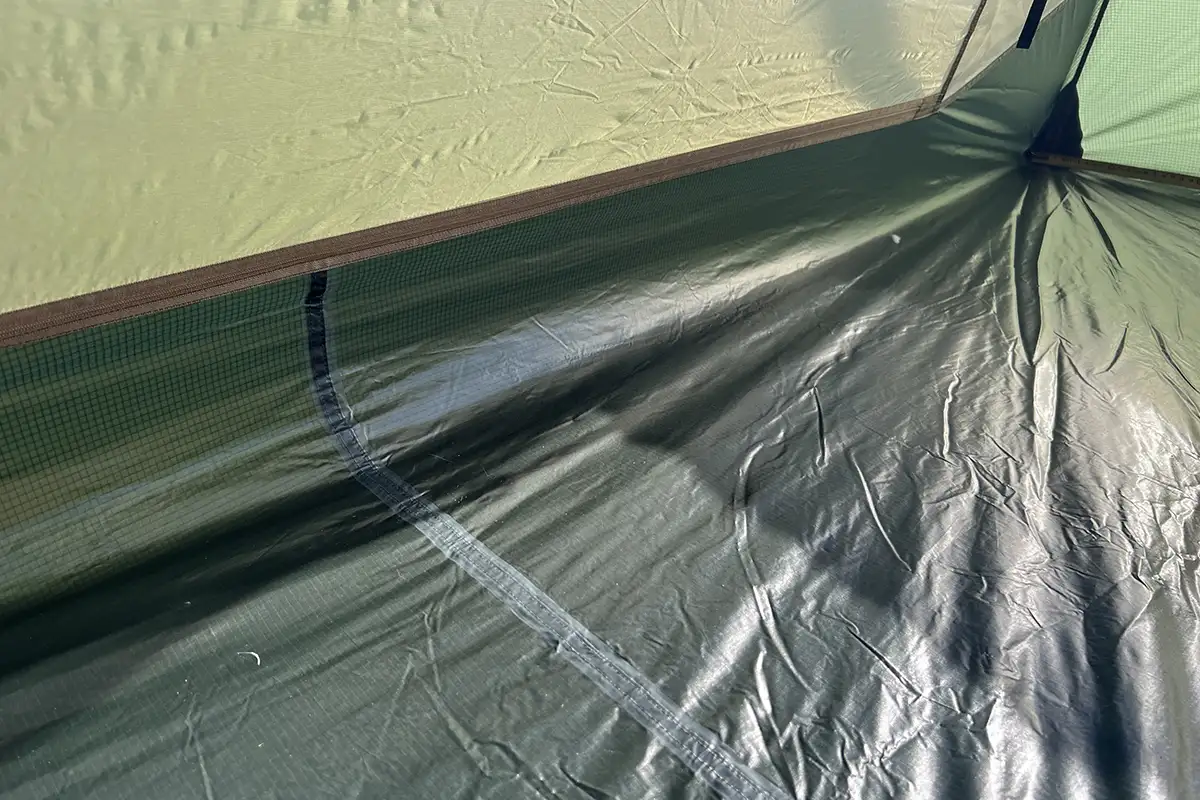 The seams in the floor of the Fjällräven Abisko Friluft 2 are taped; the benefit of the PU-coating.