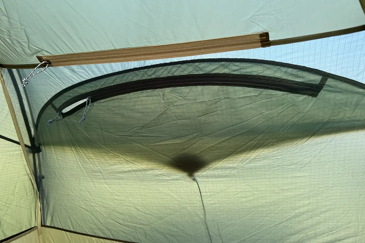 The inner- and outer tent have zippers to open and close the ventilation.