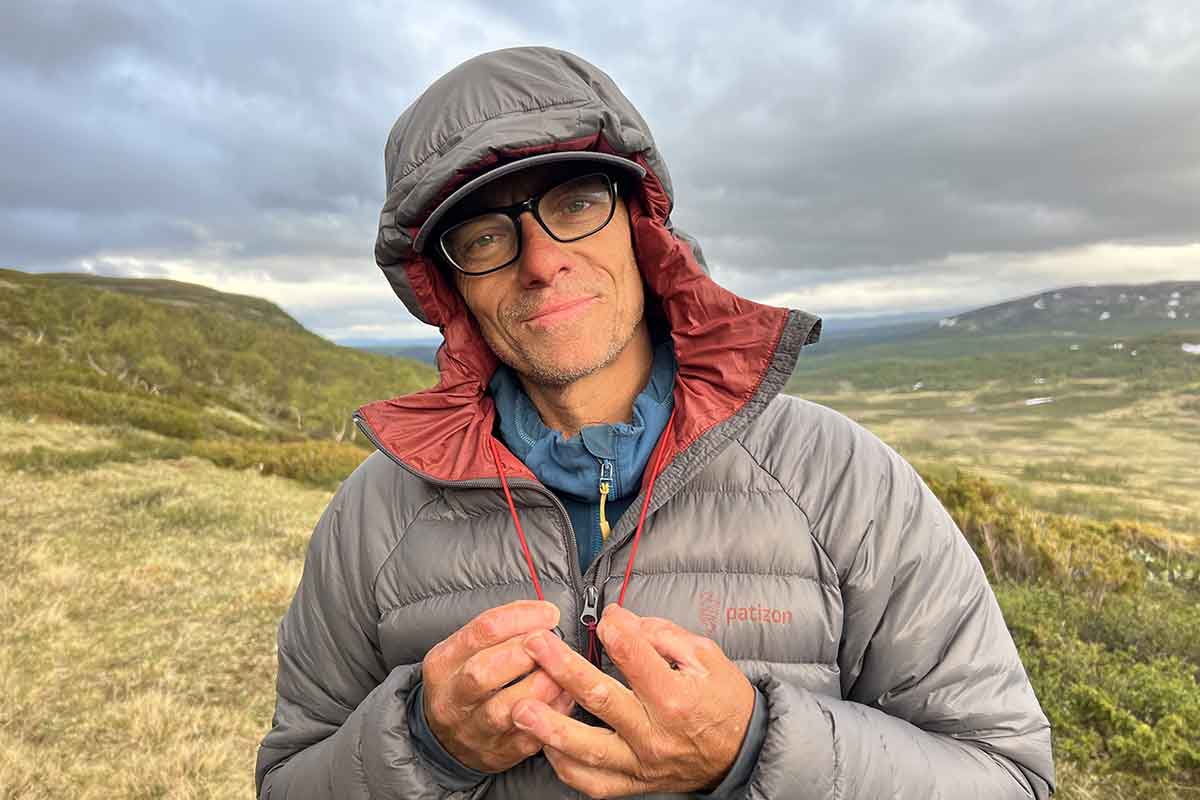 The adjustment cords are discreetly integrated preventing loose cords from flapping in windy conditions.