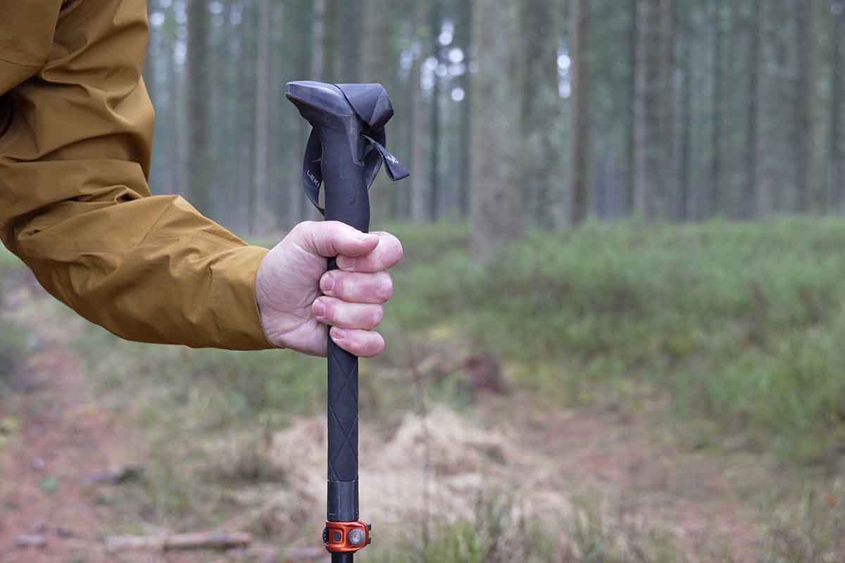 ...becomes a super support between index- and middle finger.