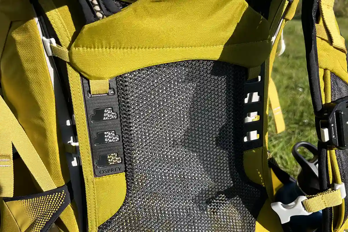 The shoulder straps feature a ladder adjustment system that has 5 steps over a distance of 10 cm (4”).